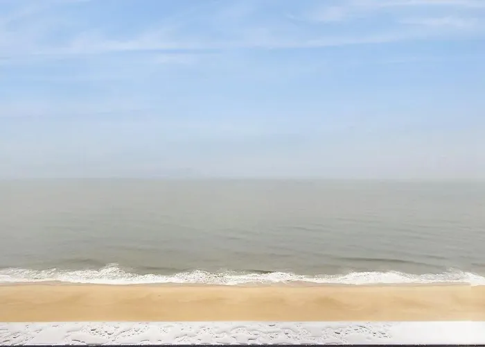 Holiday home Beachfront With Balcony Ac Washer & Dryer Pools & Game